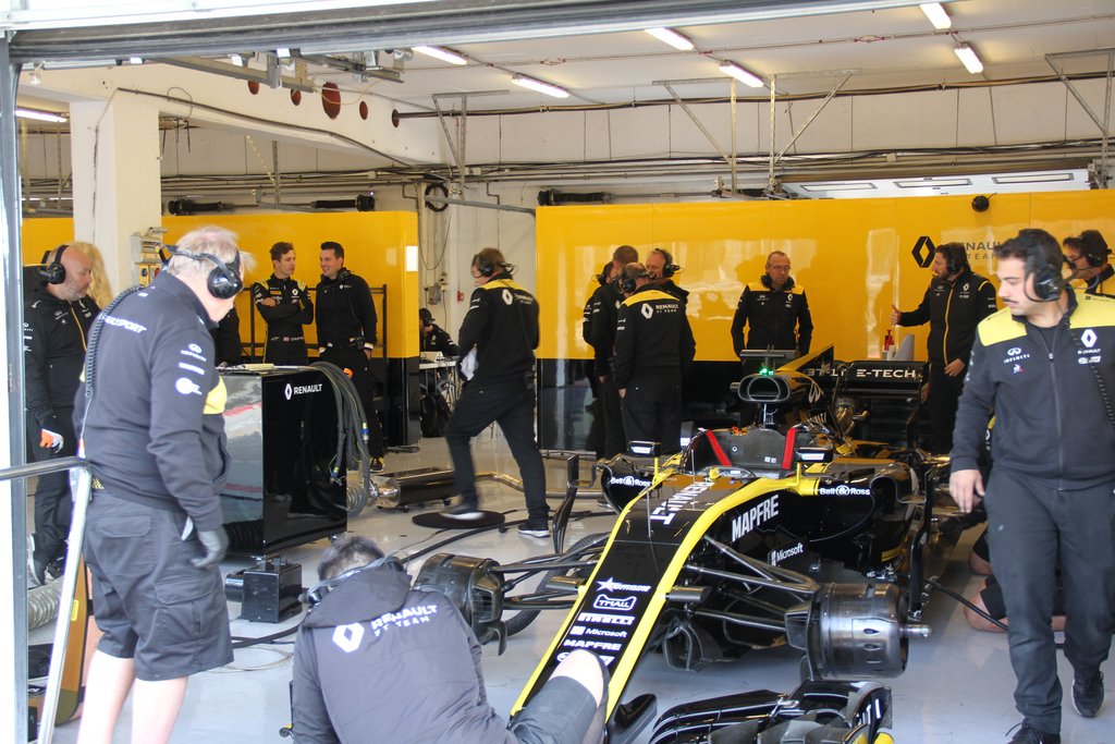 Christian Lundgaard, i baggrunden, gør klar til sin første Formel 1 test
(Foto: Jan Kaiser)